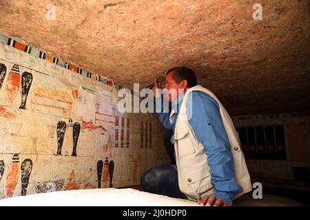 (220319) -- CAIRO, 19 marzo 2022 (Xinhua) -- un archeologo controlla la pittura murale in un'antica tomba scoperta nei siti archeologici di Saqqara a sud-ovest del Cairo, Egitto, il 19 marzo 2022. Il Ministero Egizio del Turismo e delle Antichità ha annunciato giovedì la scoperta di cinque tombe antiche di 4.000 anni nei siti archeologici di Saqqara a sud-ovest del Cairo. Le tombe contengono reperti e oggetti risalenti alla fine del Vecchio Regno, che si estendono dal 2686 a.C. al 2181 a.C. e all'inizio del primo periodo intermedio che va dal 2181 a.C. al 2055 a.C. ANDARE CON 'Egitto discove Foto Stock