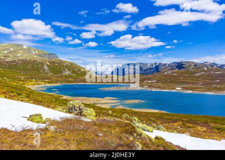 Incredibile lago di Vavatn panorama ruvido paesaggio massi montagne Hemsedal Norvegia. Foto Stock