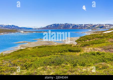 Incredibile lago di Vavatn panorama ruvido paesaggio massi montagne Hemsedal Norvegia. Foto Stock