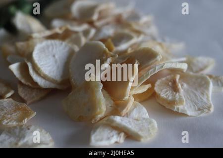 Casava secca. Il Vattu kappa o unakkakappa è fette di tapioca parboiled e poi asciugate al sole che possono essere conservate per periodi più lunghi. Scatto su bianco bac Foto Stock