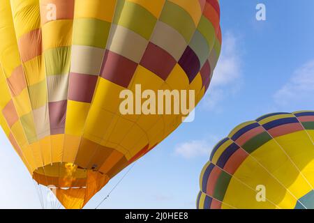 Palloncini colorati ad aria calda sopra il cielo blu Foto Stock