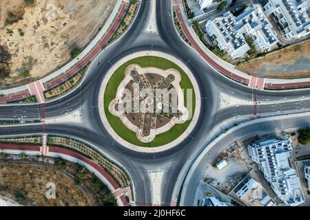 Vista aerea del drone di una rotonda dal design moderno. Nicosia Cipro Foto Stock
