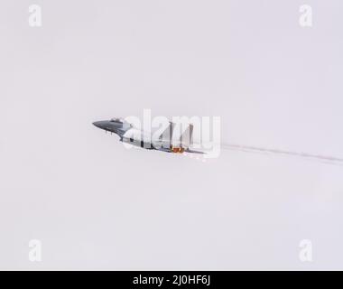 United States Air Force McDonnell-Douglas tre F-15E Sciopero aquile volare in una formazione stretta ed eseguire alte manovre alpha. RAF Fairford Foto Stock
