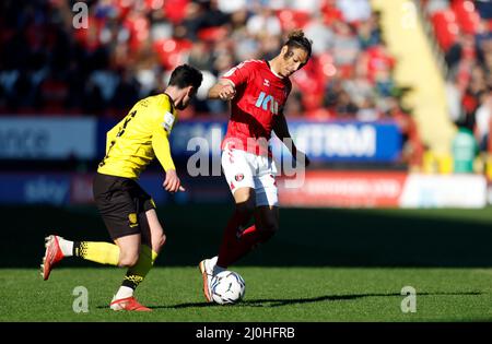 Sean Clare di Charlton Athletic (a destra) e Joe Powell di Burton Albion lottano per la palla durante la partita della Sky Bet League One alla Valley di Londra. Data foto: Sabato 19 marzo 2022. Foto Stock