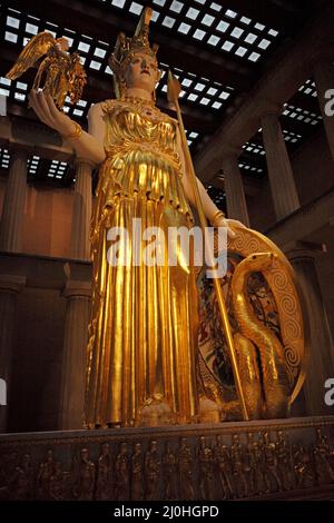 Statua alta 42 metri di Athena Parthenos al Partenone nel Centennial Park, Nashville, Tennessee. Foto Stock