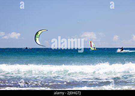 Kitesurfer in mare blu a El Medano, Tenerife, Isole Canarie, Spagna Foto Stock