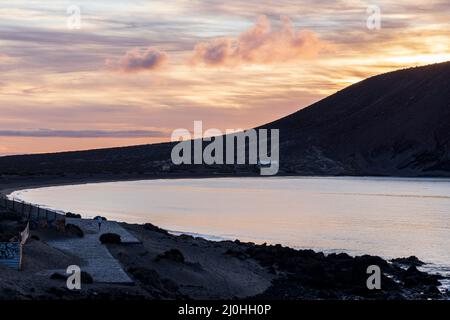 Montana Roja, montagna rossa, si staglia all'alba, alba dalla spiaggia a la Tejita, Tenerife, Isole Canarie, Spagna Foto Stock
