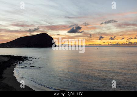 Montana Roja, montagna rossa, si staglia all'alba, alba dalla spiaggia a la Tejita, Tenerife, Isole Canarie, Spagna Foto Stock
