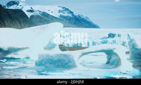 Iceberg antartico vicino a spiaggia rocciosa Foto Stock