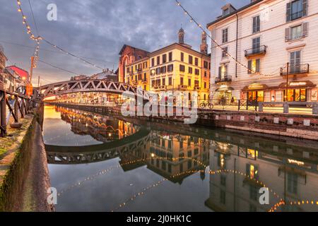 Naviglio Canal a Milano al crepuscolo. Foto Stock