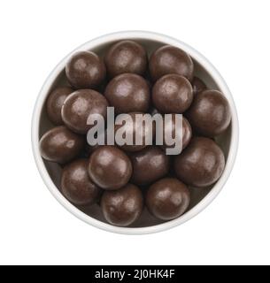 Palline di cioccolato in ciotola isolate su sfondo bianco Foto Stock