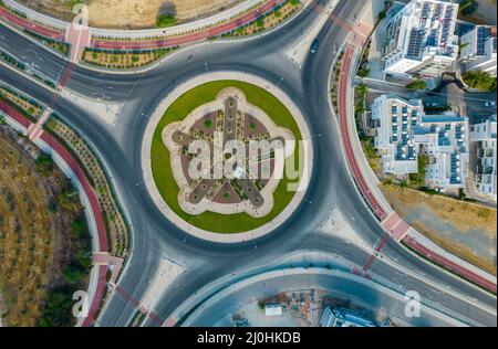 Vista aerea del drone di una rotonda dal design moderno. Trasporto stradale Nicosia Cipro Foto Stock