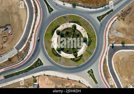 Vista aerea del drone di una rotonda dal design moderno. Trasporto stradale Nicosia Cipro Foto Stock