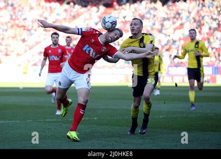 Jayden Stockley di Charlton Athletic (a sinistra) e Tom Hamer di Burton Albion combattono per la palla durante la partita della Sky Bet League One a The Valley, Londra. Data foto: Sabato 19 marzo 2022. Foto Stock