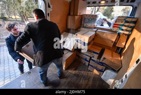 Uzhorod, Ucraina. 18th Mar 2022. Gli uomini portano forniture mediche all'ospedale di Uzhgorod, Ucraina, 18 marzo 2022. I rappresentanti della regione della Vysocina nella Repubblica Ceca hanno portato a Uzhgorod forniture mediche per un ospedale locale, attrezzature per vigili del fuoco e aiuti umanitari per centri rifugiati. Credit: Lubos Pavlicek/CTK Photo/Alamy Live News Foto Stock