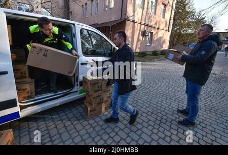 Uzhorod, Ucraina. 18th Mar 2022. Gli uomini portano forniture mediche all'ospedale di Uzhgorod, Ucraina, 18 marzo 2022. I rappresentanti della regione della Vysocina nella Repubblica Ceca hanno portato a Uzhgorod forniture mediche per un ospedale locale, attrezzature per vigili del fuoco e aiuti umanitari per centri rifugiati. Credit: Lubos Pavlicek/CTK Photo/Alamy Live News Foto Stock