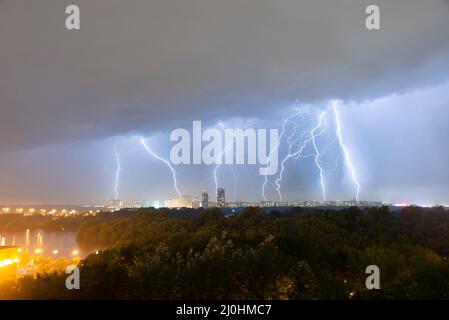 Molti fulmini sopra l'alloggiamento. BERLINA E BREAK Night Storm nella città. Foto Stock