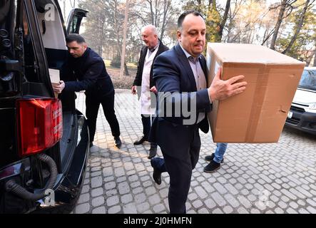 Uzhorod, Ucraina. 18th Mar 2022. Governatore del consiglio regionale della Transcarpazia Volodymyr Chubyrko porta forniture mediche all'ospedale di Uzhgorod, Ucraina, 18 marzo 2022. I rappresentanti della regione della Vysocina nella Repubblica Ceca hanno portato a Uzhgorod forniture mediche per un ospedale locale, attrezzature per vigili del fuoco e aiuti umanitari per centri rifugiati. Credit: Lubos Pavlicek/CTK Photo/Alamy Live News Foto Stock