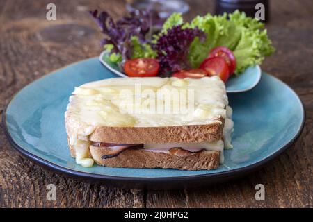 Francese croque monsieur su piatto blu Foto Stock