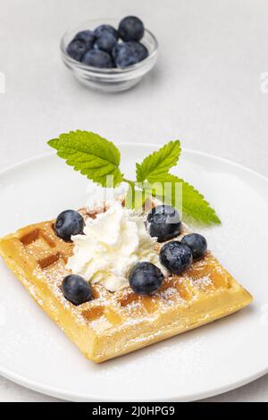 Waffle belgi con mirtilli Foto Stock