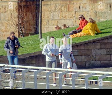 Glasgow, Scozia, Regno Unito 19th marzo 2022. UK Meteo: :Sunny day ha visto l'estate come il tempo sul passaggio clyde accanto al fiume. Credit Gerard Ferry/Alamy Live News Foto Stock