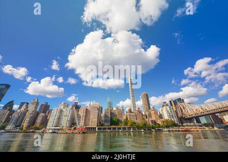 Le grandi nuvole galleggiano sul grattacielo Midtown Manhattan oltre l'East River da Roosevelt Island il 2021 novembre New York City NY USA. Foto Stock