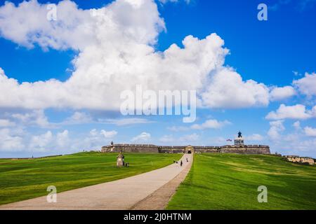 San Juan, Porto Rico sulla strada per Castillo San Felipe del Morro nel pomeriggio. Foto Stock