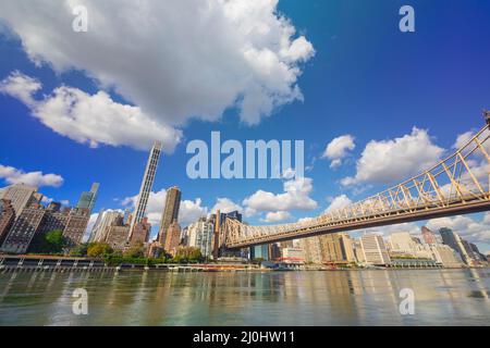 Le grandi nuvole galleggiano sul grattacielo Midtown Manhattan oltre l'East River da Roosevelt Island il 2021 novembre New York City NY USA. Foto Stock