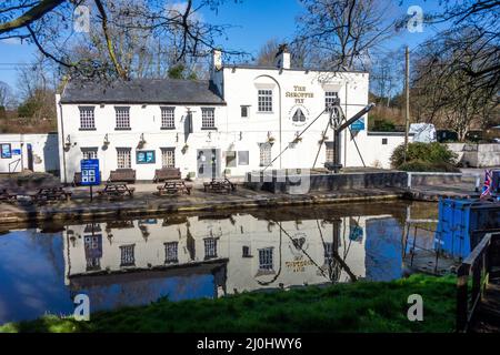 Il pub Shropie Fly sul canale sindacale Shropshire all'Audlem Cheshire Inghilterra Foto Stock