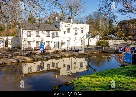 Il pub Shropie Fly sul canale sindacale Shropshire all'Audlem Cheshire Inghilterra Foto Stock