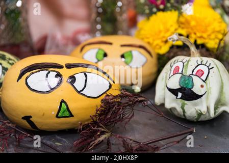 Decorazione di Halloween - zucche decorative differenti con le facce dipinte Foto Stock