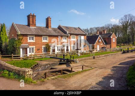 Canal Side cottages a Tyrley serrature sul canale Shropshire Union vicino Market Drayton Staffordshire Inghilterra Foto Stock