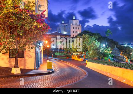 San Juan, le strade di Puerto Rico e il paesaggio urbano di notte. Foto Stock