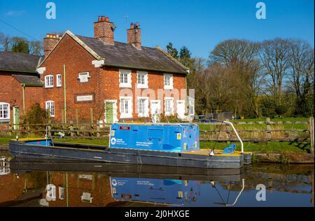 Canale e battello fluviale manutenzione stretta barca ormeggiata a Tyrley Locks sul canale Shropshire union vicino a Market Drayton Shropshire Inghilterra Foto Stock