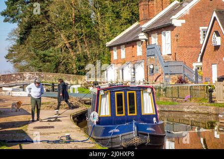 Canal narrowboat che passa attraverso Tyrley Locks sul canale Shropshire union vicino a Market Drayton Shropshire Inghilterra Regno Unito Foto Stock