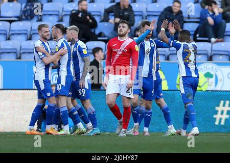 Wigan, Regno Unito. 19th Mar 2022. Will Keane di Wigan Athletic (10) festeggia con i suoi compagni di squadra dopo aver segnato il suo obiettivo di squadra 3rd. EFL Skybet Football League One Match, Wigan Athletic contro Morecambe FC a Wigan, Lancs sabato 19th marzo 2022. Questa immagine può essere utilizzata solo a scopo editoriale. Solo per uso editoriale, licenza richiesta per uso commerciale. Nessun uso in scommesse, giochi o un singolo club / campionato / giocatori pubblicazioni. pic di Chris Stading/Andrew Orchard sport fotografia/Alamy Live news credito: Andrew Orchard sport fotografia/Alamy Live News Foto Stock