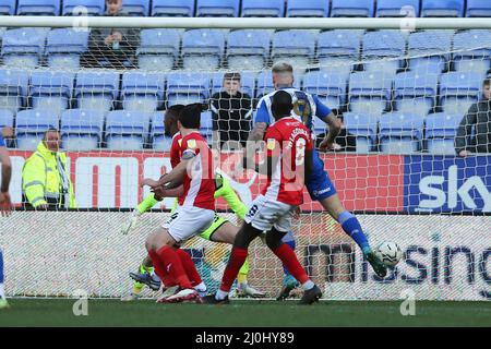 Wigan, Regno Unito. 19th Mar 2022. Stephen Humphrys di Wigan Athletic (r) segna il suo obiettivo di squadra 4th. EFL Skybet Football League One Match, Wigan Athletic contro Morecambe FC a Wigan, Lancs sabato 19th marzo 2022. Questa immagine può essere utilizzata solo a scopo editoriale. Solo per uso editoriale, licenza richiesta per uso commerciale. Nessun uso in scommesse, giochi o un singolo club / campionato / giocatori pubblicazioni. pic di Chris Stading/Andrew Orchard sport fotografia/Alamy Live news credito: Andrew Orchard sport fotografia/Alamy Live News Foto Stock