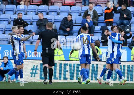 Wigan, Regno Unito. 19th Mar 2022. Will Keane di Wigan Athletic (10 r) festeggia con i suoi compagni di squadra dopo aver segnato il suo obiettivo 3rd squadre. EFL Skybet Football League One Match, Wigan Athletic contro Morecambe FC a Wigan, Lancs sabato 19th marzo 2022. Questa immagine può essere utilizzata solo a scopo editoriale. Solo per uso editoriale, licenza richiesta per uso commerciale. Nessun uso in scommesse, giochi o un singolo club / campionato / giocatori pubblicazioni. pic di Chris Stading/Andrew Orchard sport fotografia/Alamy Live news credito: Andrew Orchard sport fotografia/Alamy Live News Foto Stock