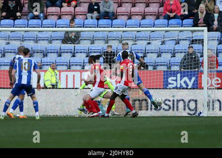 Wigan, Regno Unito. 19th Mar 2022. Stephen Humphrys di Wigan Athletic (r) segna il suo obiettivo di squadra 4th. EFL Skybet Football League One Match, Wigan Athletic contro Morecambe FC a Wigan, Lancs sabato 19th marzo 2022. Questa immagine può essere utilizzata solo a scopo editoriale. Solo per uso editoriale, licenza richiesta per uso commerciale. Nessun uso in scommesse, giochi o un singolo club / campionato / giocatori pubblicazioni. pic di Chris Stading/Andrew Orchard sport fotografia/Alamy Live news credito: Andrew Orchard sport fotografia/Alamy Live News Foto Stock