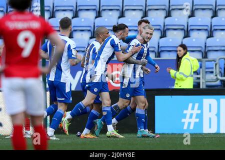 Wigan, Regno Unito. 19th Mar 2022. Stephen Humphrys di Wigan Athletic (r) festeggia con i suoi compagni di squadra dopo aver segnato il suo obiettivo di squadra 4th. EFL Skybet Football League One Match, Wigan Athletic contro Morecambe FC a Wigan, Lancs sabato 19th marzo 2022. Questa immagine può essere utilizzata solo a scopo editoriale. Solo per uso editoriale, licenza richiesta per uso commerciale. Nessun uso in scommesse, giochi o un singolo club / campionato / giocatori pubblicazioni. pic di Chris Stading/Andrew Orchard sport fotografia/Alamy Live news credito: Andrew Orchard sport fotografia/Alamy Live News Foto Stock