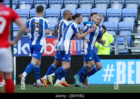 Wigan, Regno Unito. 19th Mar 2022. Stephen Humphrys di Wigan Athletic (r) festeggia con i suoi compagni di squadra dopo aver segnato il suo obiettivo di squadra 4th. EFL Skybet Football League One Match, Wigan Athletic contro Morecambe FC a Wigan, Lancs sabato 19th marzo 2022. Questa immagine può essere utilizzata solo a scopo editoriale. Solo per uso editoriale, licenza richiesta per uso commerciale. Nessun uso in scommesse, giochi o un singolo club / campionato / giocatori pubblicazioni. pic di Chris Stading/Andrew Orchard sport fotografia/Alamy Live news credito: Andrew Orchard sport fotografia/Alamy Live News Foto Stock