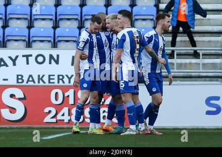 Wigan, Regno Unito. 19th Mar 2022. Stephen Humphrys di Wigan Athletic (c) festeggia con i suoi compagni di squadra dopo aver segnato il suo obiettivo di squadra 4th. EFL Skybet Football League One Match, Wigan Athletic contro Morecambe FC a Wigan, Lancs sabato 19th marzo 2022. Questa immagine può essere utilizzata solo a scopo editoriale. Solo per uso editoriale, licenza richiesta per uso commerciale. Nessun uso in scommesse, giochi o un singolo club / campionato / giocatori pubblicazioni. pic di Chris Stading/Andrew Orchard sport fotografia/Alamy Live news credito: Andrew Orchard sport fotografia/Alamy Live News Foto Stock