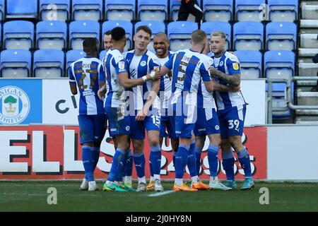 Wigan, Regno Unito. 19th Mar 2022. Stephen Humphrys di Wigan Athletic (r) festeggia con i suoi compagni di squadra dopo aver segnato il suo obiettivo di squadra 4th. EFL Skybet Football League One Match, Wigan Athletic contro Morecambe FC a Wigan, Lancs sabato 19th marzo 2022. Questa immagine può essere utilizzata solo a scopo editoriale. Solo per uso editoriale, licenza richiesta per uso commerciale. Nessun uso in scommesse, giochi o un singolo club / campionato / giocatori pubblicazioni. pic di Chris Stading/Andrew Orchard sport fotografia/Alamy Live news credito: Andrew Orchard sport fotografia/Alamy Live News Foto Stock