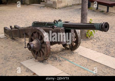 Un vecchio cannone in ghisa sul suo supporto. Foto Stock