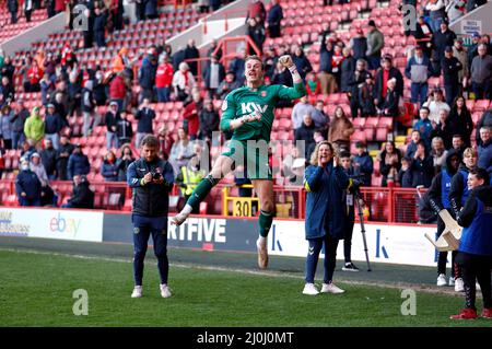 Il portiere di Charlton Athletic Craig MacGillivray celebra la prima partita della Sky Bet League alla Valley di Londra. Data foto: Sabato 19 marzo 2022. Foto Stock