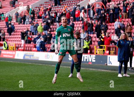 Il portiere di Charlton Athletic Craig MacGillivray celebra la prima partita della Sky Bet League alla Valley di Londra. Data foto: Sabato 19 marzo 2022. Foto Stock