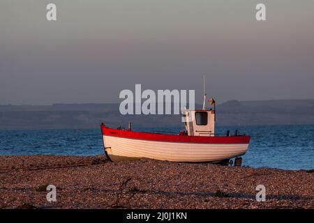 DUNGENESS, KENT, UK   DICEMBRE 17 : Barca da pesca sulla spiaggia di Dungeness a Kent il 17 Dicembre 2008 Foto Stock