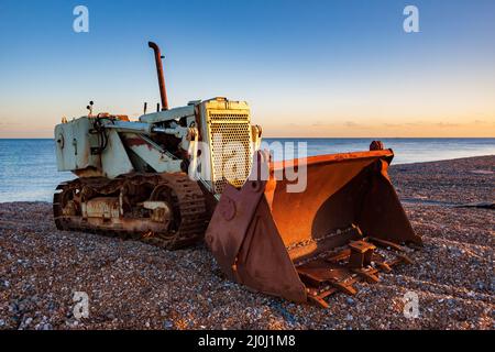 DUNGENESS, KENT, UK   DICEMBRE 17 : Bulldozer sulla spiaggia di Dungeness nel Kent il 17 Dicembre 2008 Foto Stock