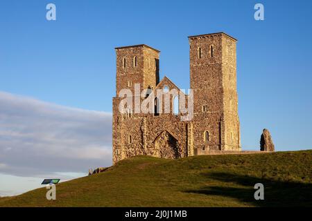 Resti della chiesa Reculver torri bagnata nel tardo pomeriggio di sole in inverno Foto Stock