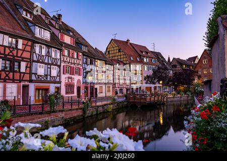 Colmar, Alsazia, Francia. Petite Venezia, canale d'acqua e tradizionali case a graticcio. Colmar è una città affascinante in Alsazia, p. Foto Stock